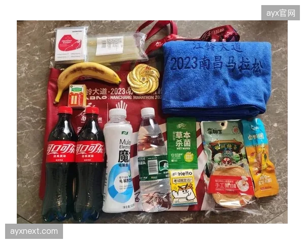 马拉松赛事补给点派发可食用水包剥离传统塑料杯回收压力